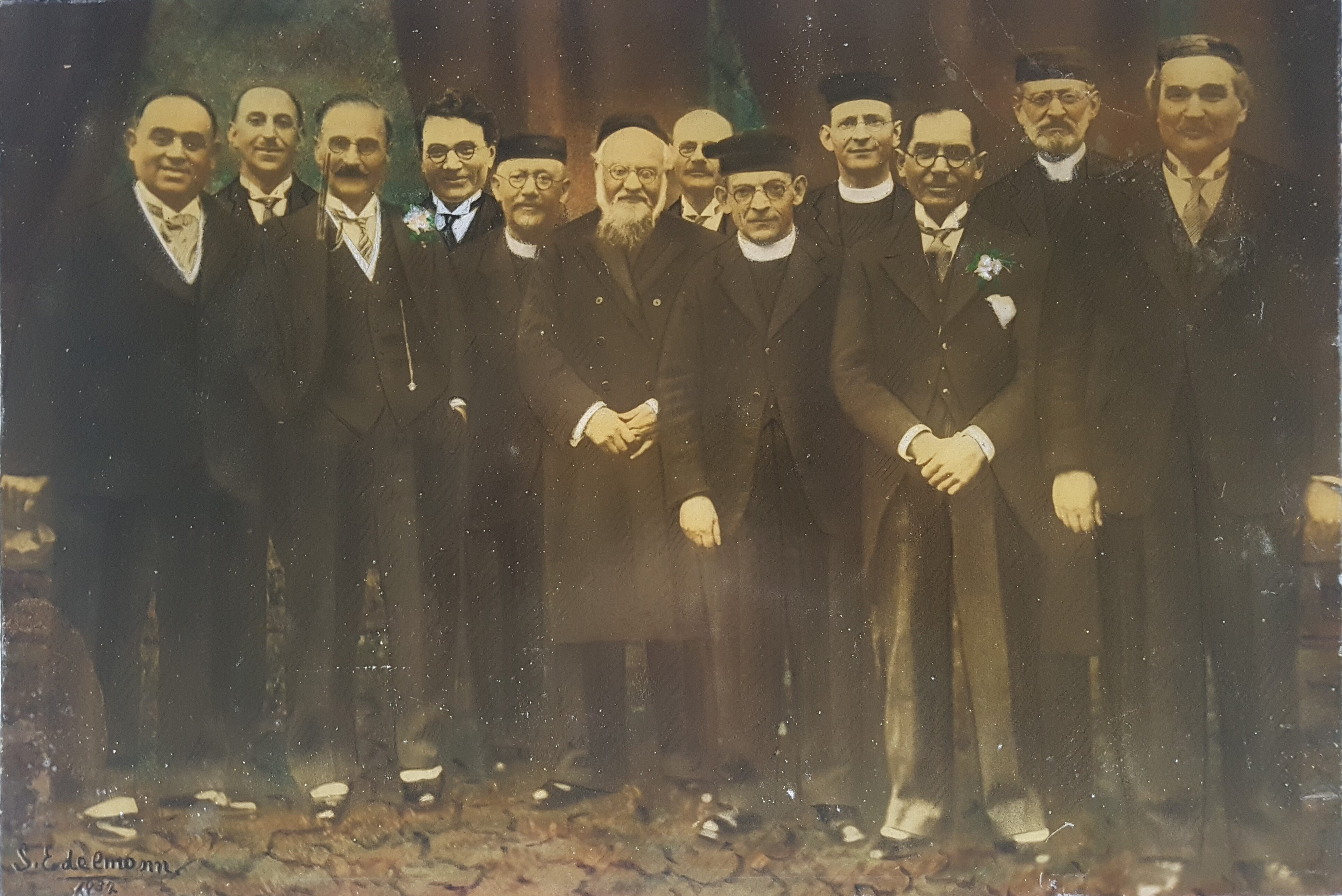 Background Image showing a group of jewish men